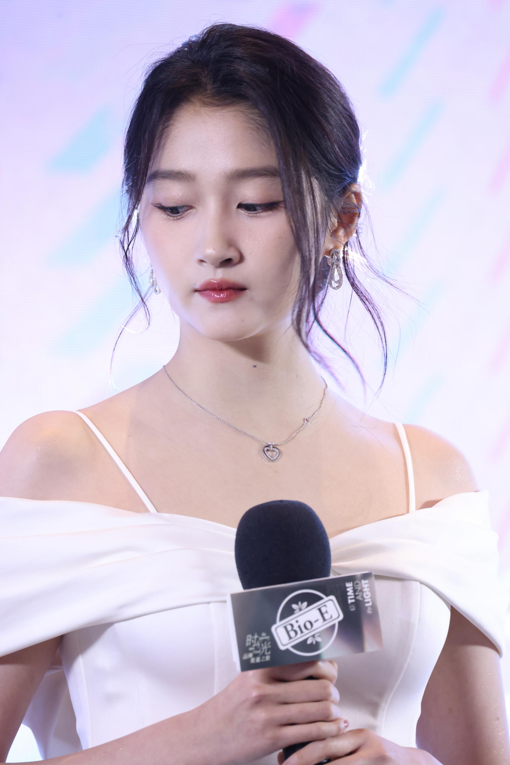 关晓彤现场漏香肩迷人生图照[2]